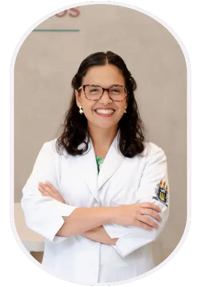 Dra. Bruna Zaniboni utilizando equipamento de exame oftalmológico